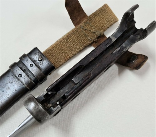 Russian AK47 bayonet with T on scabbard 2.jpg